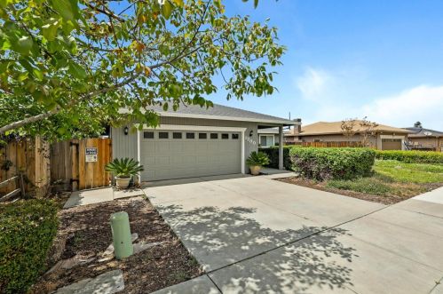 1700 Clearview Dr, Hollister, CA 95023-5855