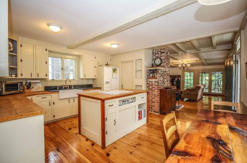 7 Carriage Rd, Amherst NH  03031-2933 exterior