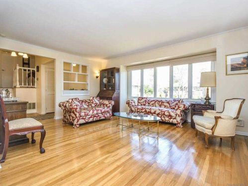 903 Gloucester Ct, Westbury NY  11590-5301 exterior