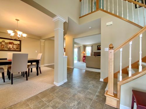 1242 Mockingbird Dr, Oconomowoc, WI 53066-2376