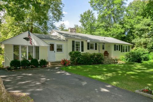 201 Barrett Hill Rd, Mahopac, NY 10541-2505