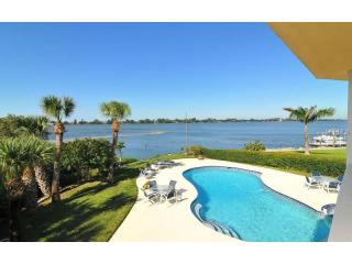 416 Bayshore Dr, Osprey, FL 34229-9579