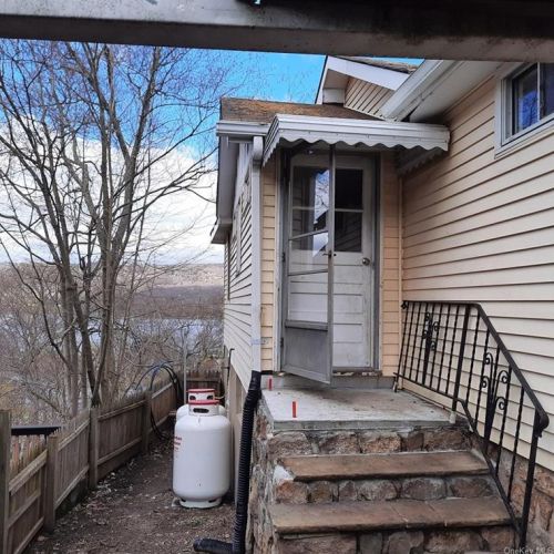27 Bluff Ave, Greenwood Lake, NY 10925-4408