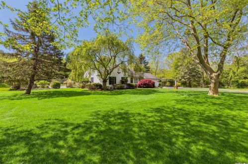 1950 Yennecott Dr, Southold, NY 11971-2917