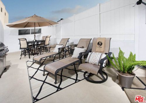 4415 Saugus Ave, Van Nuys CA  91403-4060 exterior