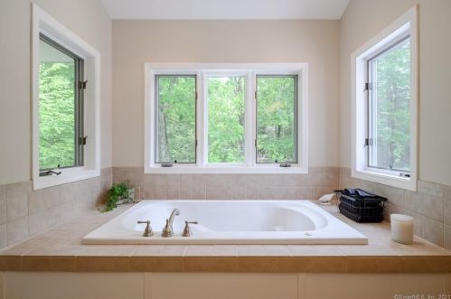 9 New Brg Rd, Brookfield Center CT  06804 exterior