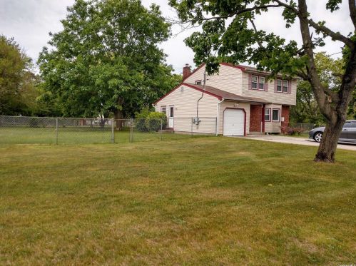 182 Atlantic St, Central Islip, NY 11722-4919