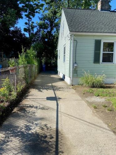242 Bay View Ave, Providence, RI 02905-4104