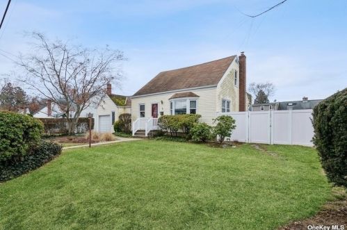 9 Stevens Pl, Huntington Station, NY 11746-2926