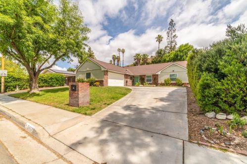 5457 Peacock Ln, Riverside, CA 92505-3169