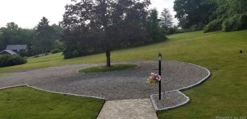 23 Honeycomb Ln, North Haven CT  06473-1005 exterior