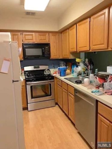 60 Stonyridge Dr, Lincoln Park, NJ 07035-2245