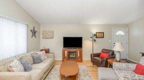 11 Harding Rd, Copiague, NY 11726-5018