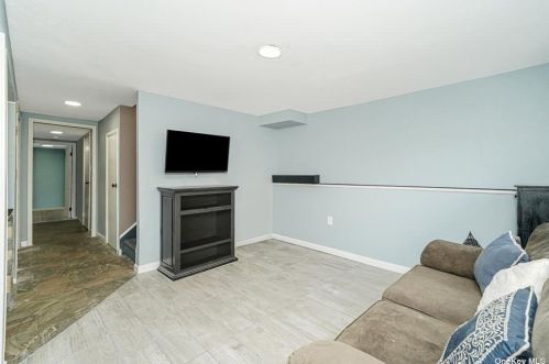 452 Outlook Ave, Babylon NY  11704-4312 exterior