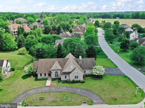 2070 Waterford Dr, Lancaster, PA 17601-5458
