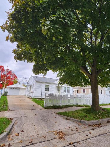 3619 24th St, Milwaukee, WI 53221-1421