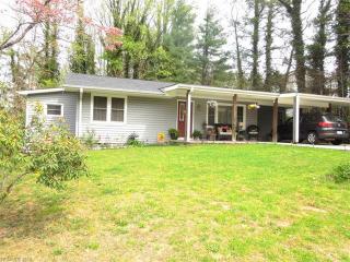 624 Spring St, Hendersonville, NC 28739-5120