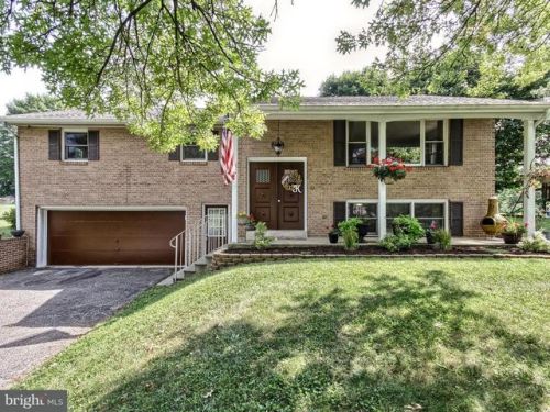6 Robin Dr, Carlisle, PA 17015-9294