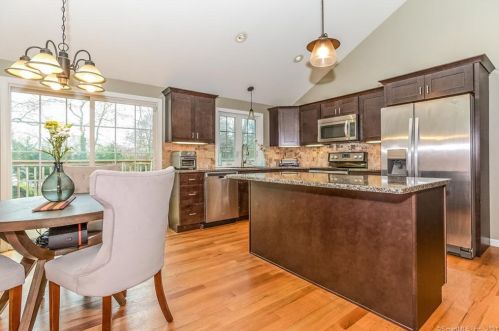 15 Country Club Dr, Gales Ferry CT  06339-1714 exterior