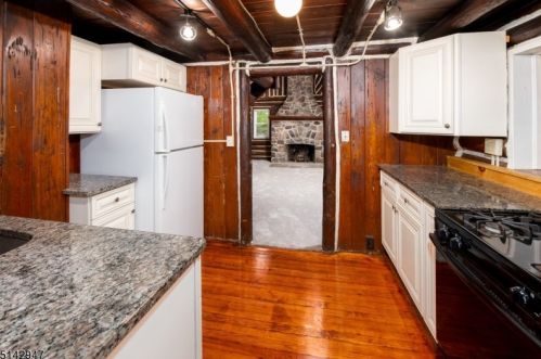 112 Pinecliff Lake Dr, West Milford Lakes NJ  07480-1378 exterior