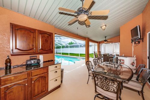 1083 Northridge Dr, Palm Harbor FL  34683-2720 exterior