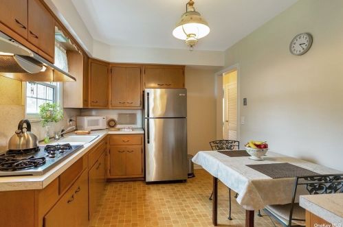 89 Beverly Ave, Floral Park, NY 11001-3252