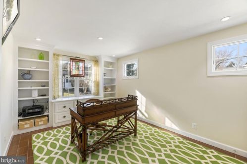 1802 Pimmit Dr, Falls Church VA  22043-1114 exterior