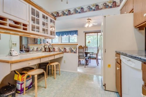 6 Summit Ct, Annandale NJ  08801-1501 exterior