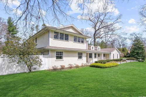 5 Kings Dr, Westbury, NY 11568-1107