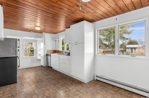 218 5th St, Greenport, NY 11944-1814