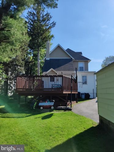 39 Logan Ave, Manor, PA 19036-1809