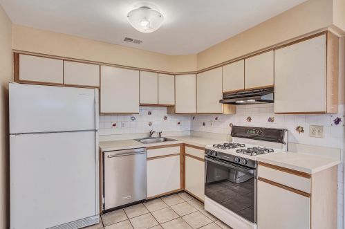 13 Jennings Ct, East Freehold NJ  07728-4320 exterior