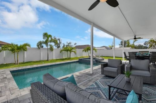 1727 4th St, Cape Coral, FL 33991-1800