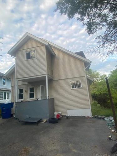 579 Cooke St, Waterbury CT  06710-1424 exterior