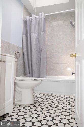 6156 Lindbergh Blvd, Philadelphia PA 19153-3018 exterior