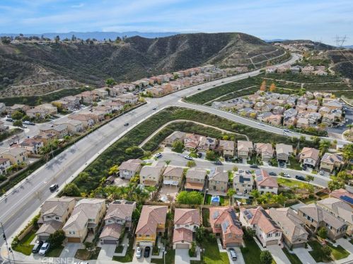 19920 Holly Dr, Santa Clarita CA  91350-3698 exterior