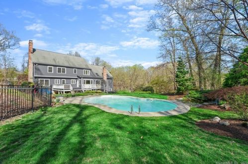11 Canterbury Ln, Bridgeport, CT 06612-1263