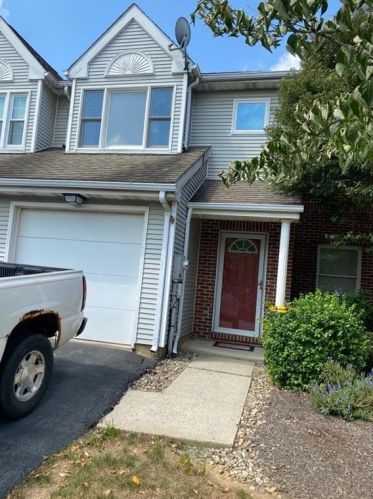 7768 Cross Creek Cir, Breinigsville, PA 18031-1317