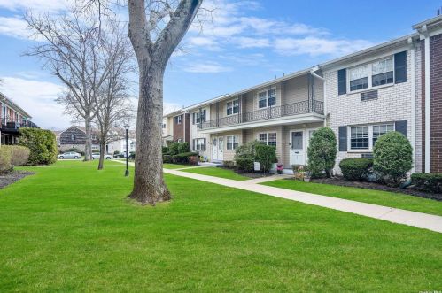 2806 Wilshire Ln, Oakdale, NY 11769-1444