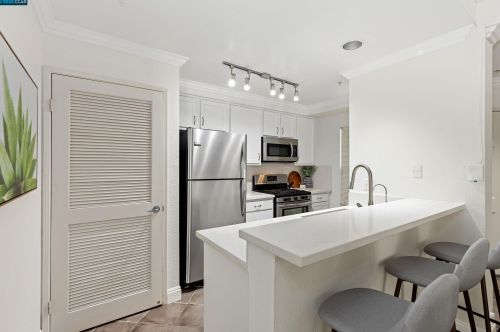 180 Caldecott Ln, Oakland CA  94618-2400 exterior