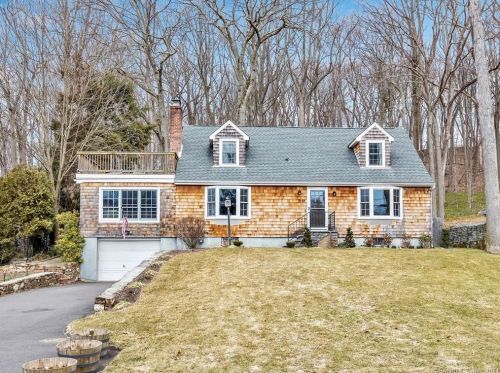 158 Pinewood Trl, Bridgeport, CT 06611-3313
