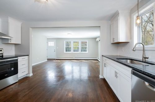 124 Park Dr, Kensington CT  06037-3815 exterior