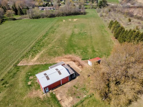 786 Decorah Rd, West Bend WI  53095-8112 exterior