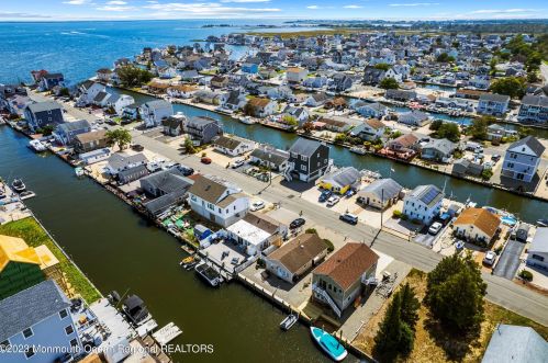 211 Cedar Dr, Berkeley Township NJ 08721-3109 exterior