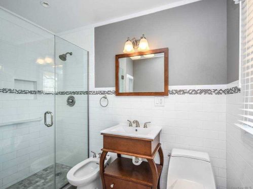 903 Gloucester Ct, Westbury NY  11590-5301 exterior