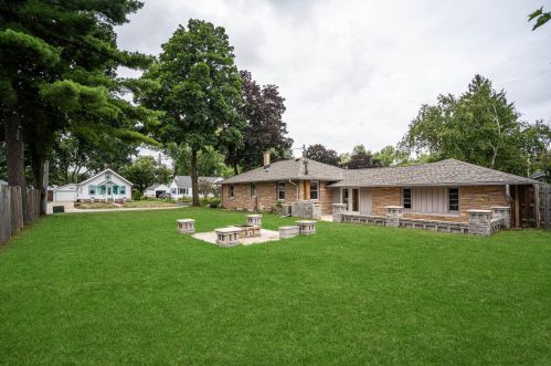 351 Maple St, Oconomowoc, WI 53066-3522