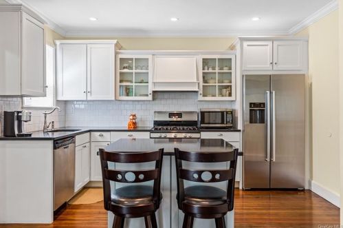 52 Henry St, Huntington Station, NY 11746-1020