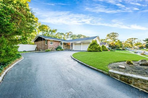 107 Eagle Ln, Hauppauge, NY 11788-2215
