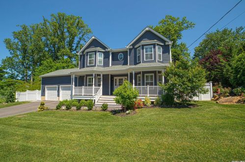 30 Birch Rd, San Remo, NY 11754-3204