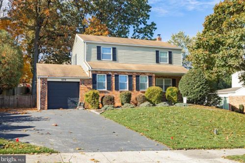 609 Crestwyck Dr, Norristown PA 19406-1574 exterior